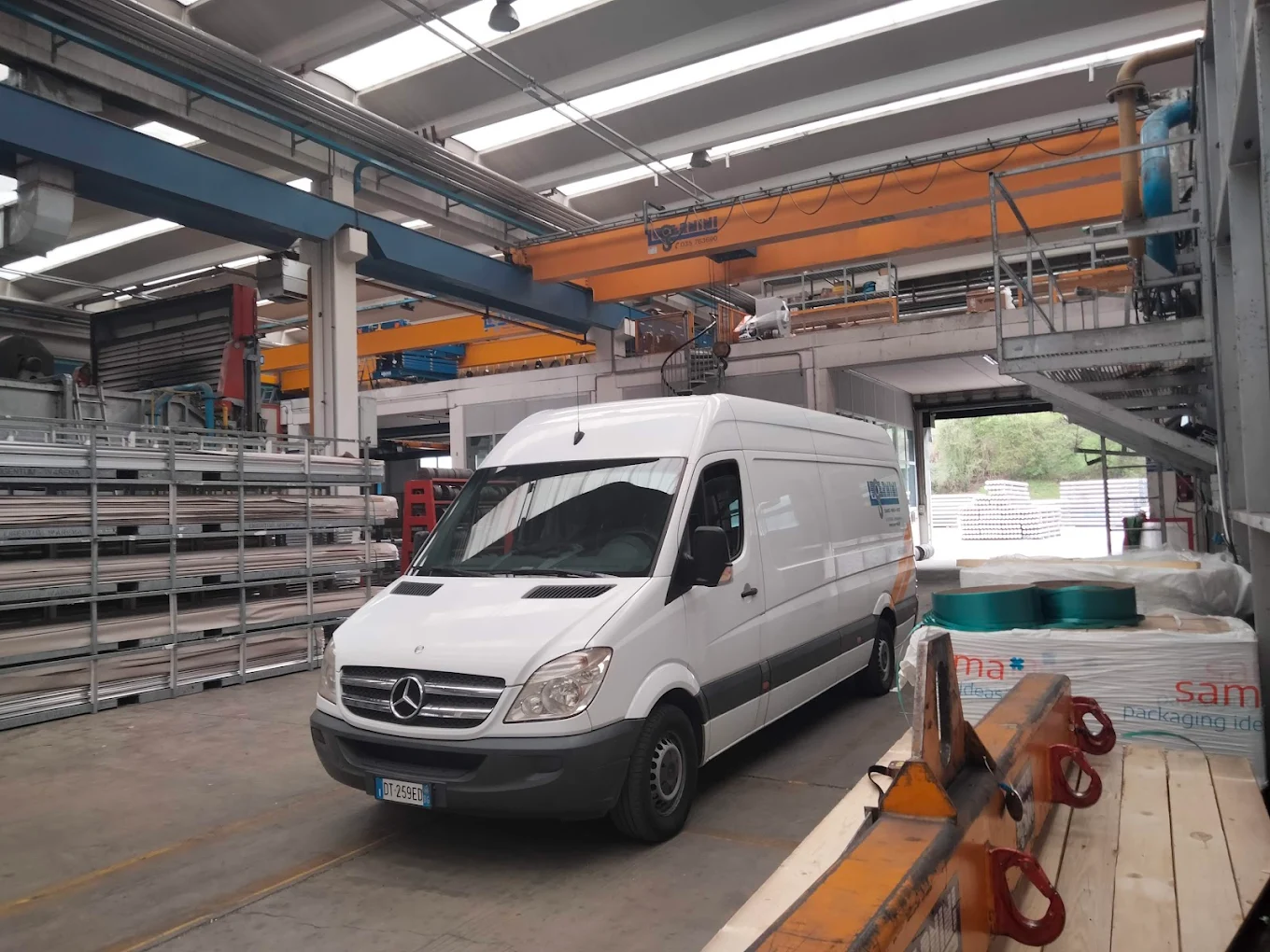 Installazione carroponte con furgone aziendale Lucernini in cantiere