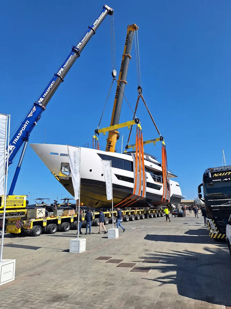Bilancino speciale Lucernini per il sollevamento di uno yacht