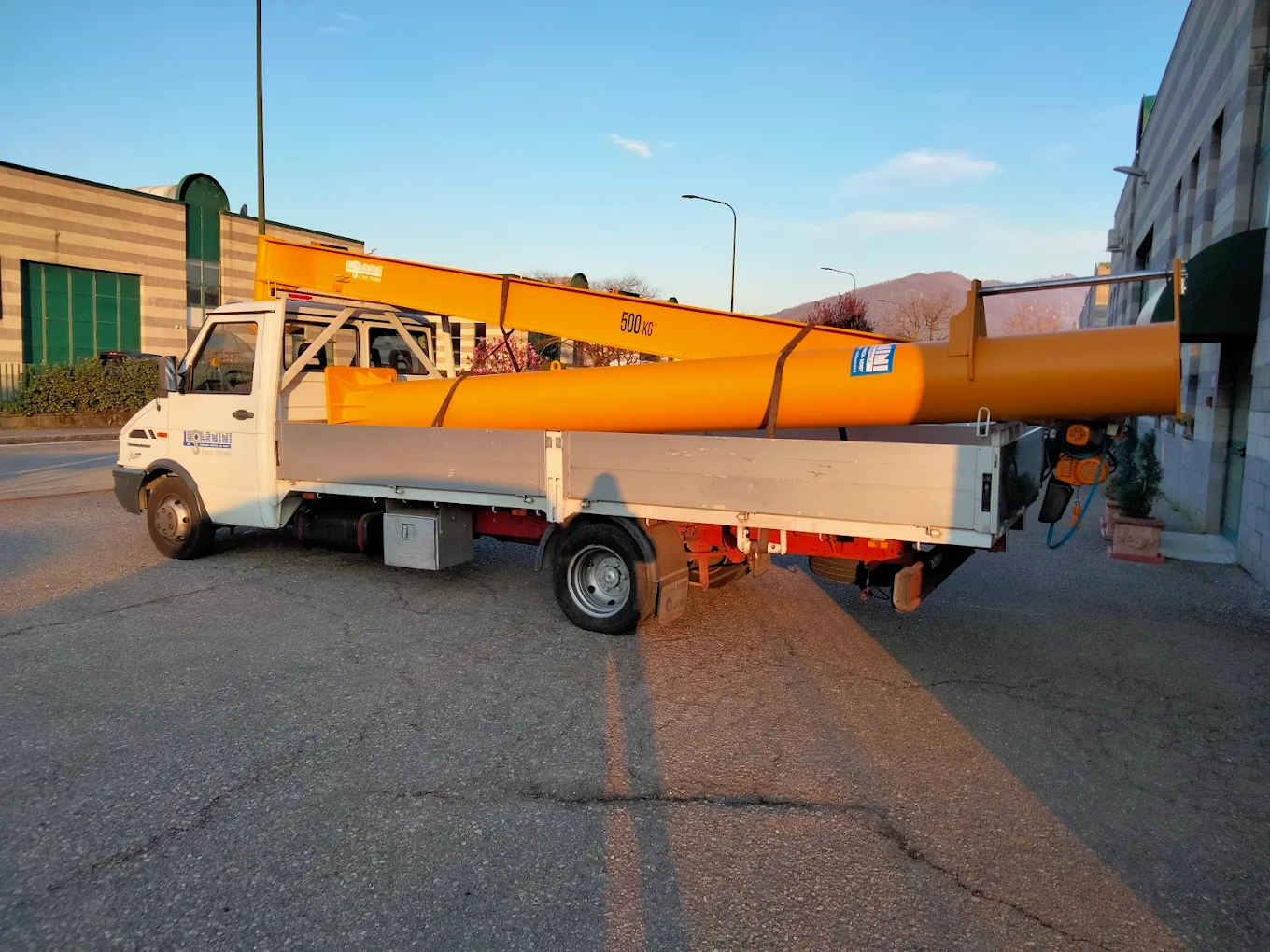 Trasporto di una gru a bandiera Lucernini
