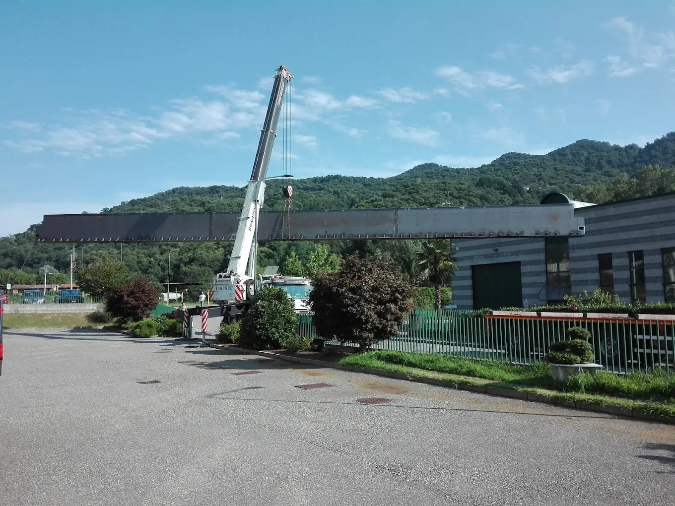 Carico di una trave per carroponte con autogrù